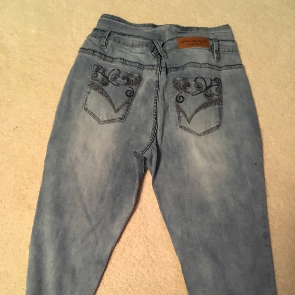 Capri’s - Picture 3 of 4